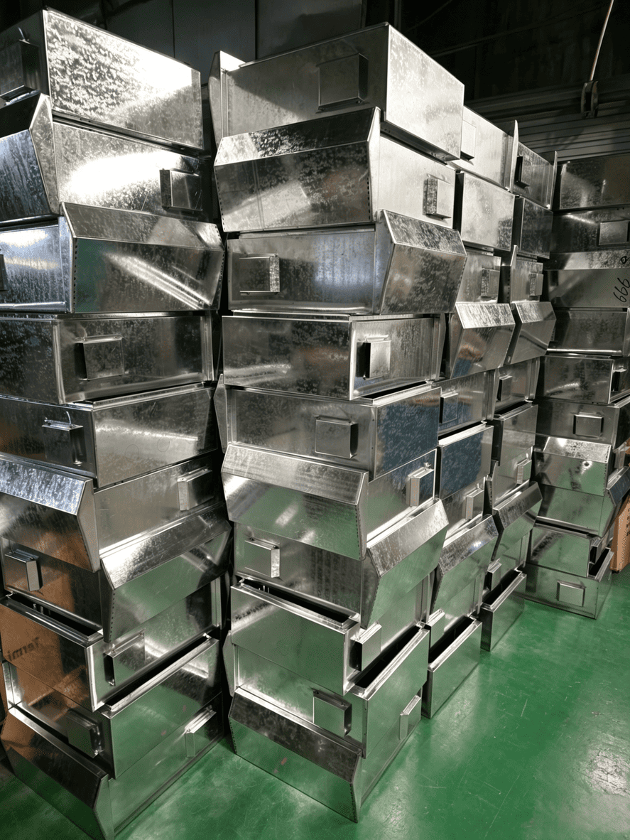 ຈາກແຜ່ນ Galvanized ໄປຫາກ່ອງສໍາເລັດຮູບ: ຮູບພາບຕົວຈິງຂອງ Sheet metal Workshop ຂອງ Ouyue Electric, ເປີດເຜີຍຂະບວນການປະກອບຂອງກ່ອງແຈກຢາຍສະແຕນເລດກ່ອນທີ່ຈະສີດພົ່ນ